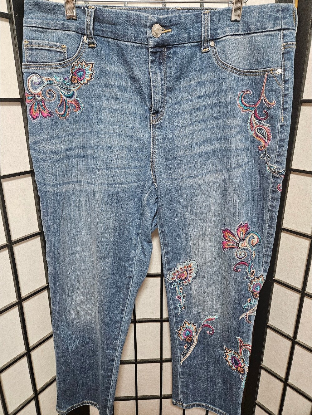 Chico's 2P Large Platinum Crop Floral Embroidered Jeans